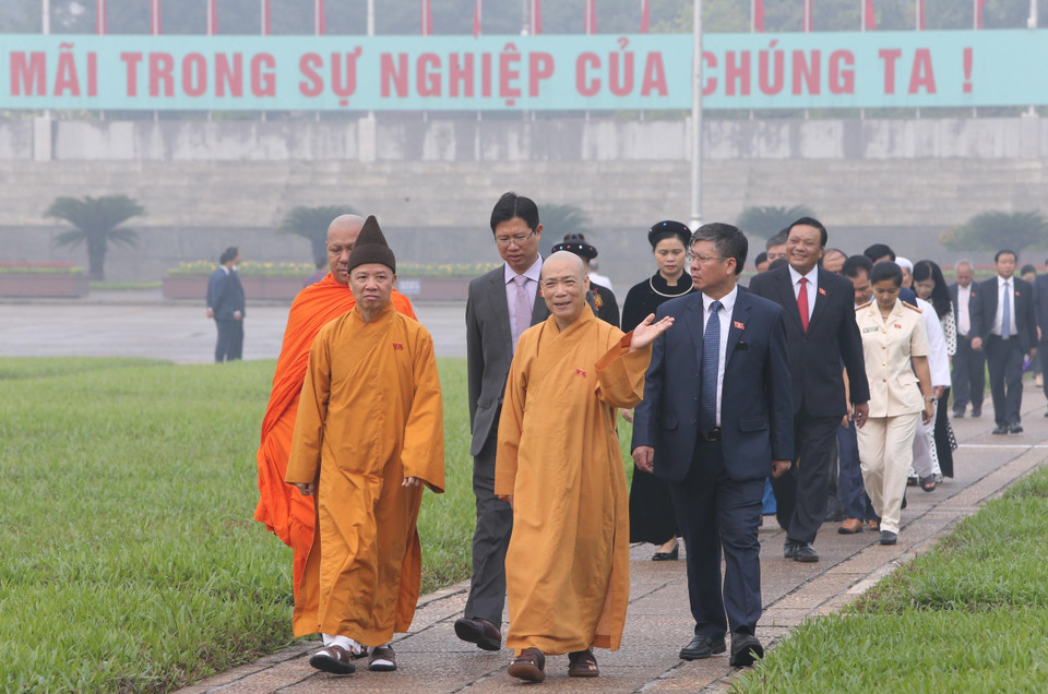 越南国会代表拜谒胡志明主席陵墓。越通社记者 杨江 摄