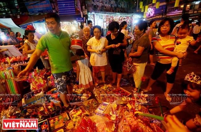 行马街两边五颜六色的玩具吸引众多人前来参观和购物。图自越通社