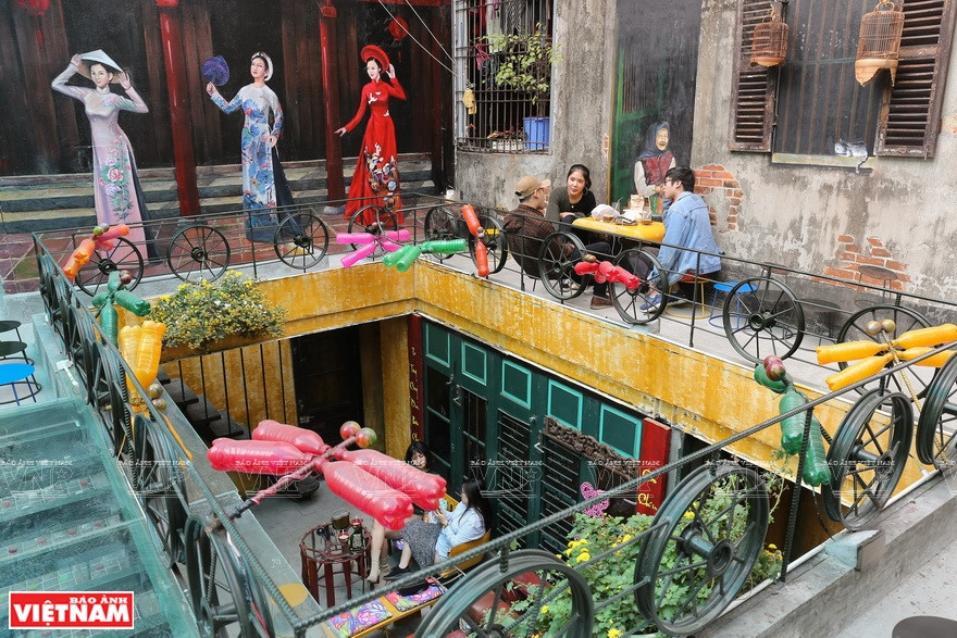  咖啡馆二楼的独特空间。图自越通社