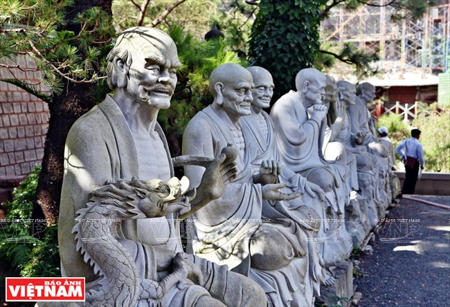 正殿前的系列罗汉像。图自越通社