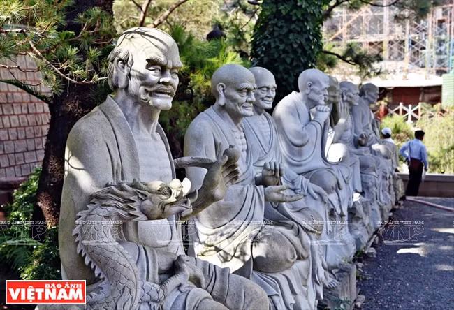 正殿前的系列罗汉像。图自越通社