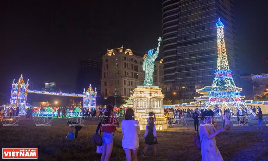 灯光节展示世界各地的著名象征。图自越通社