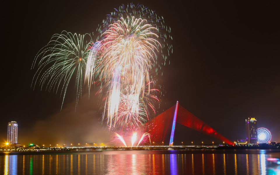 岘港市燃放烟花欢庆直辖市成立22周年。越通社记者 陈黎林 摄