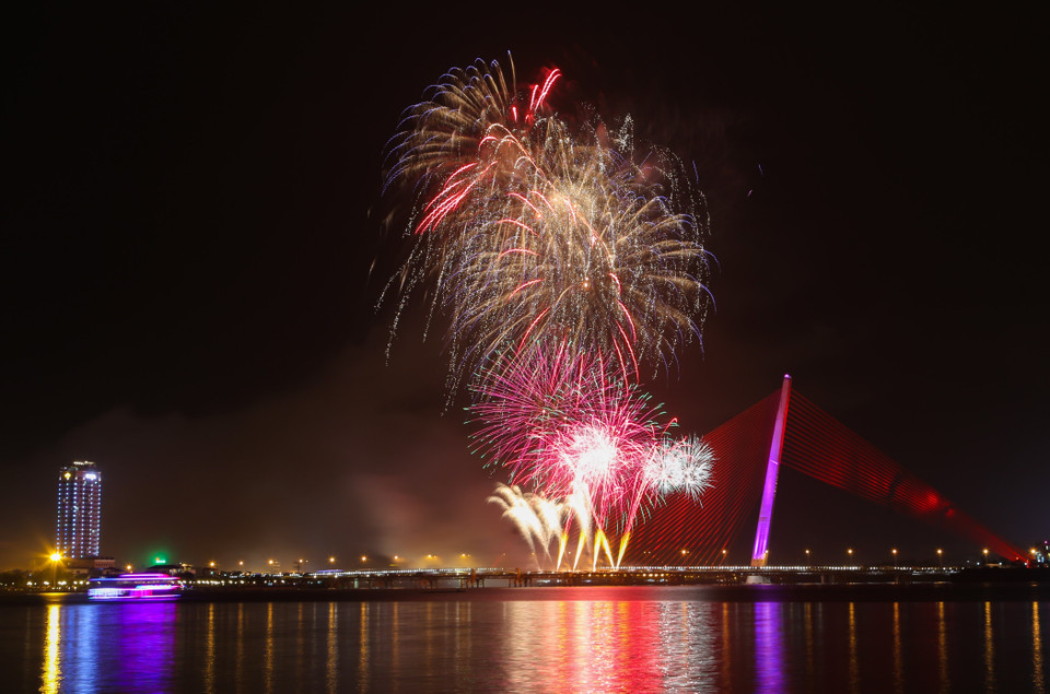 岘港市燃放烟花欢庆直辖市成立22周年。越通社记者 陈黎林 摄