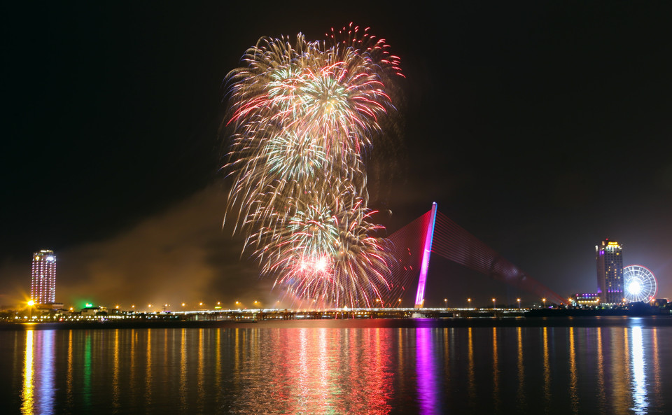 岘港市燃放烟花欢庆直辖市成立22周年。越通社记者 陈黎林 摄