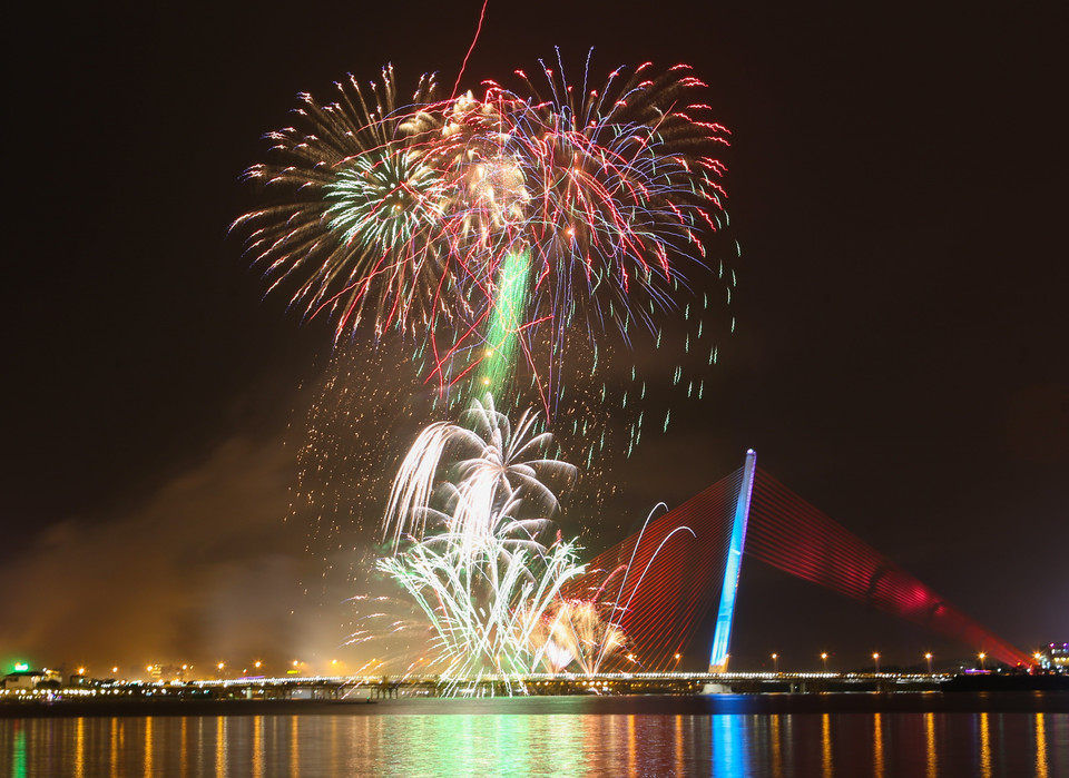 岘港市燃放烟花欢庆直辖市成立22周年。越通社记者 陈黎林 摄