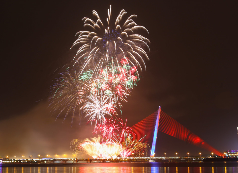 岘港市燃放烟花欢庆直辖市成立22周年。越通社记者 陈黎林 摄