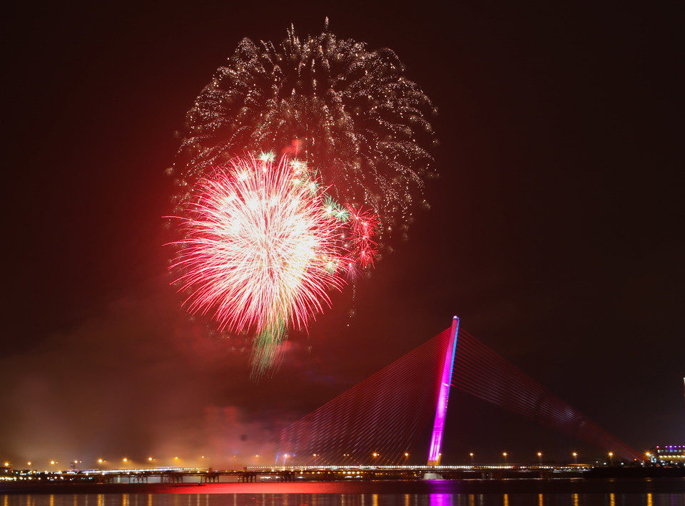 岘港市燃放烟花欢庆直辖市成立22周年。越通社记者 陈黎林 摄