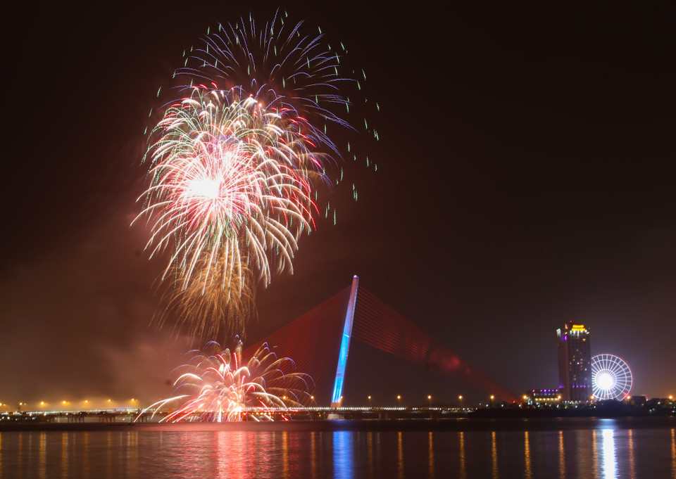 岘港市燃放烟花欢庆直辖市成立22周年。越通社记者 陈黎林 摄
