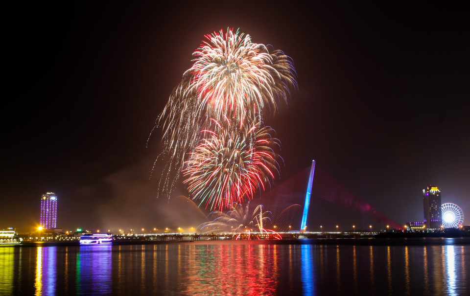 岘港市燃放烟花欢庆直辖市成立22周年。越通社记者 陈黎林 摄