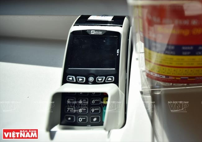 车上配有刷卡器，方便用卡乘客。图自越通社