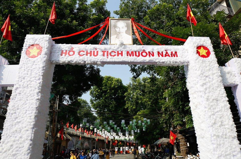 冯兴壁画街欢迎您。图自《越南人民报》