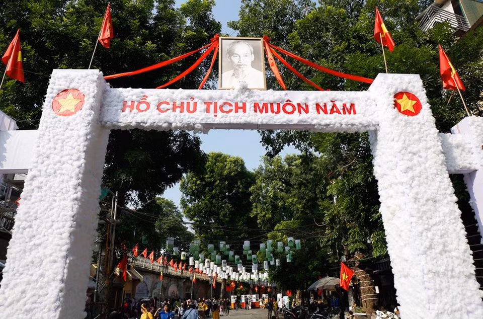 冯兴壁画街欢迎您。图自《越南人民报》