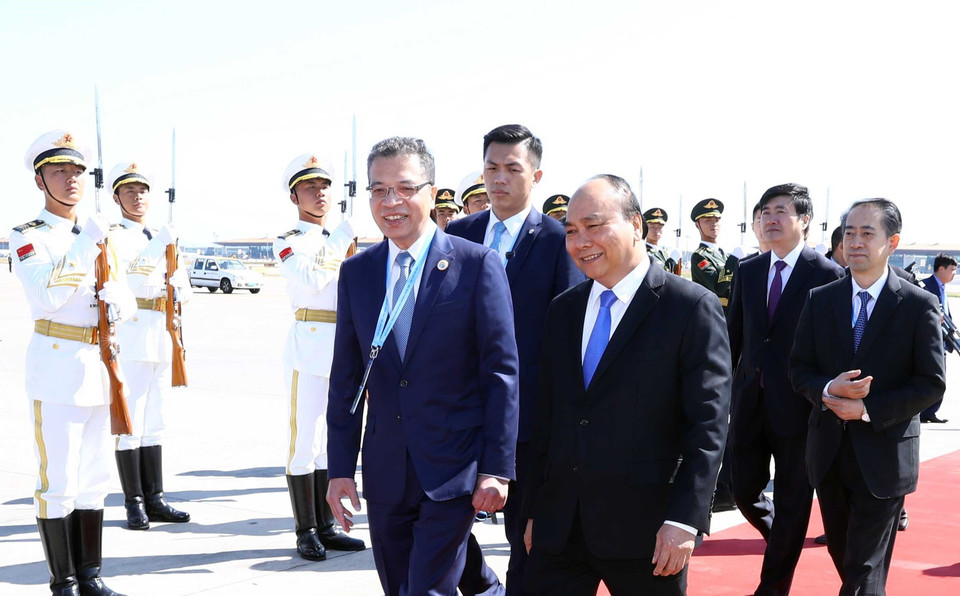 越南政府总理阮春福抵达中国首都北京出席第二届“一带一路”国际合作高峰论坛。越通社记者 统一 摄