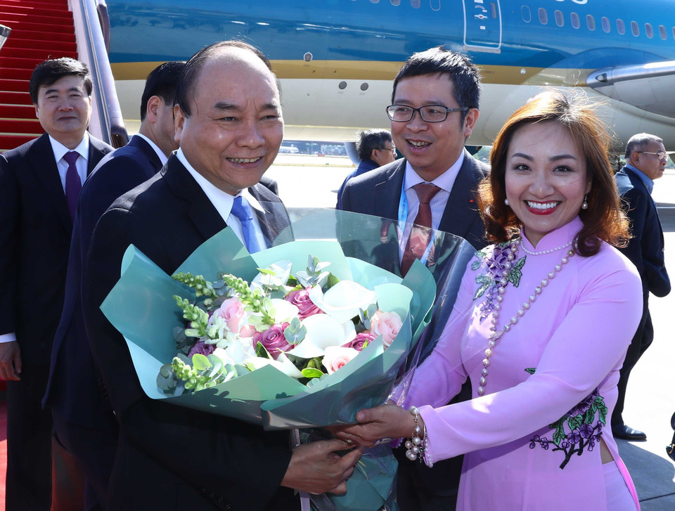 越南驻中国大使馆人员代表迎接阮春福。越通社记者 统一 摄