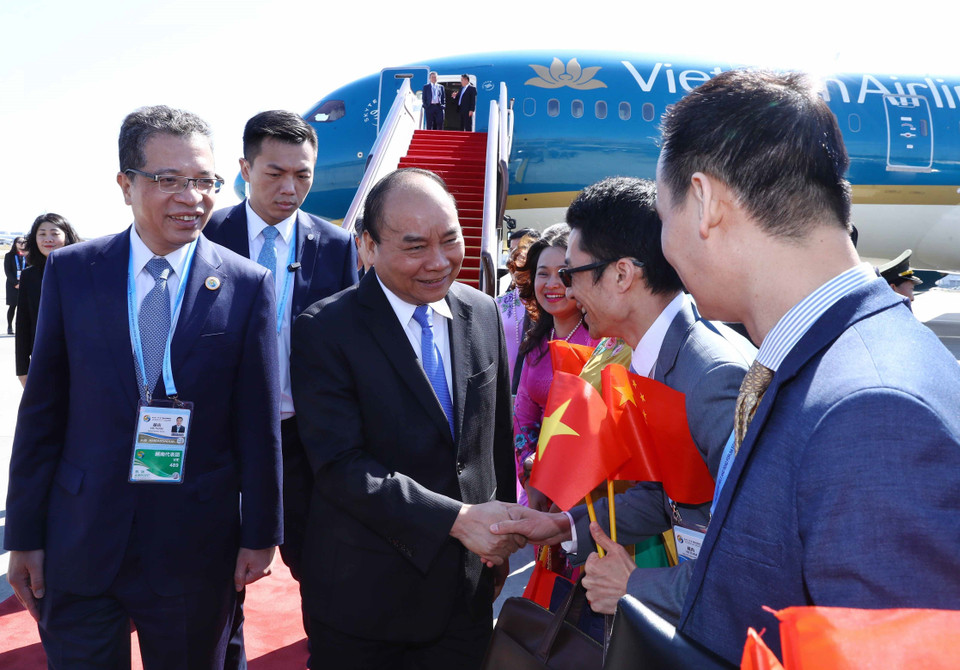 越南驻中国大使邓明魁和大使馆人员代表迎接阮春福。越通社记者 统一 摄