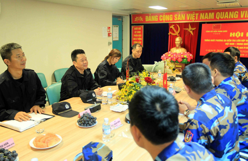 双方就北部湾渔业海上联合检查方案和计划进行讨论。越通社记者 安灯 摄