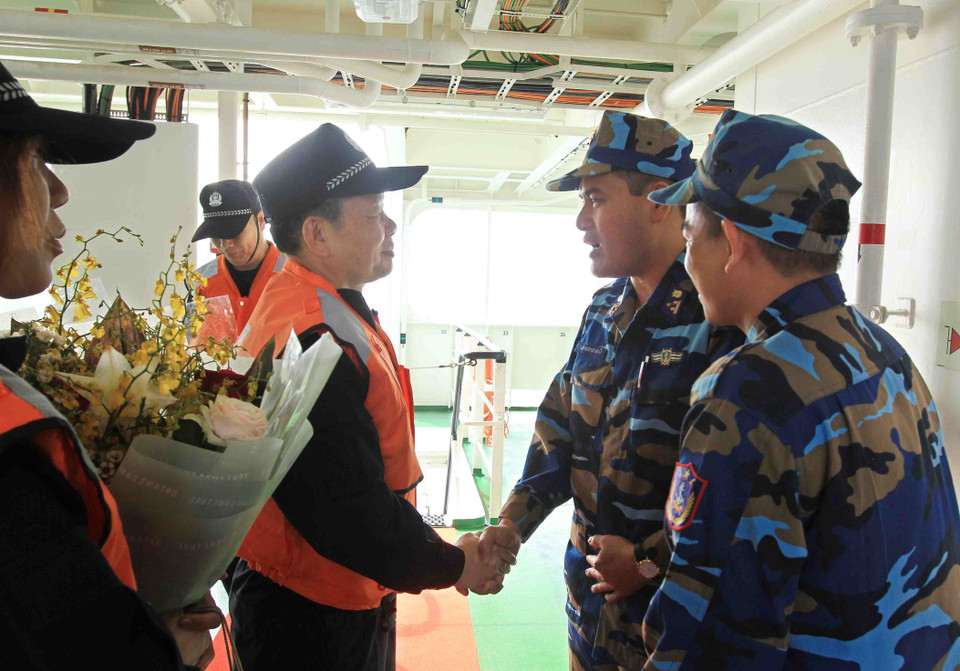 开展联合检查之前越中两国海警见面。越通社记者 安灯 摄