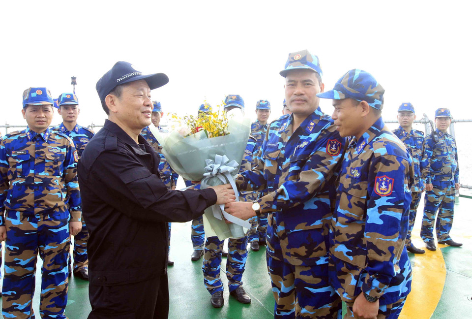 开展联合检查之前越中两国海警见面。越通社记者 安灯 摄