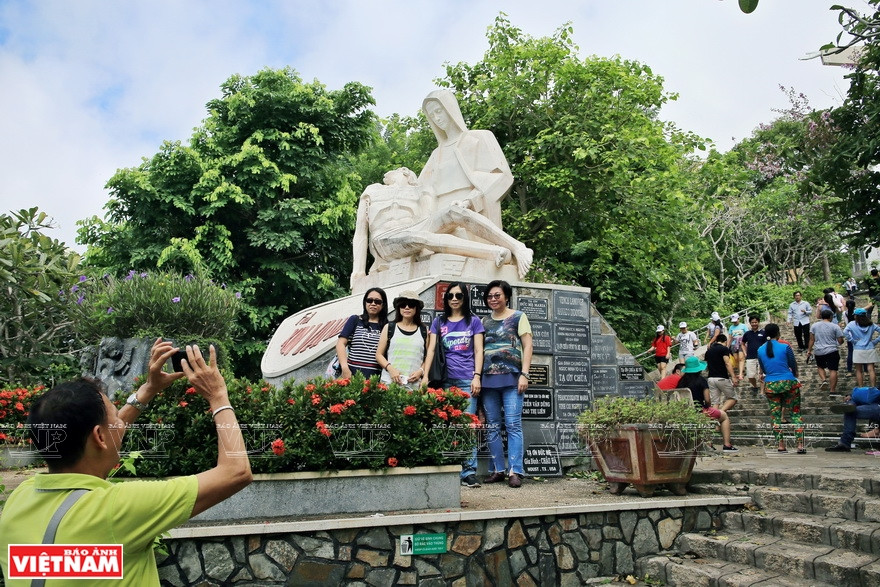 游客在耶稣像脚下拍照。越通社记者 通海 摄