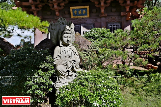 明成寺由释觉道和尚主持于1964年始建，占地20000平方米。图自越通社