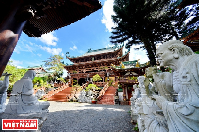 明成寺正殿前的系列罗汉石像。图自越通社