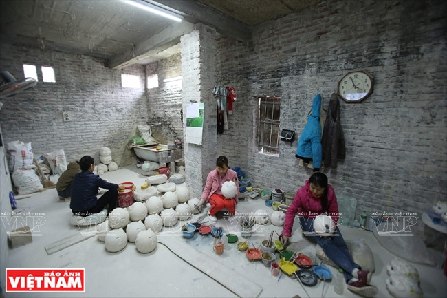 制作泥陶猪得经过多道工序，要求艺人耐心细致、心灵手巧。图自越通社