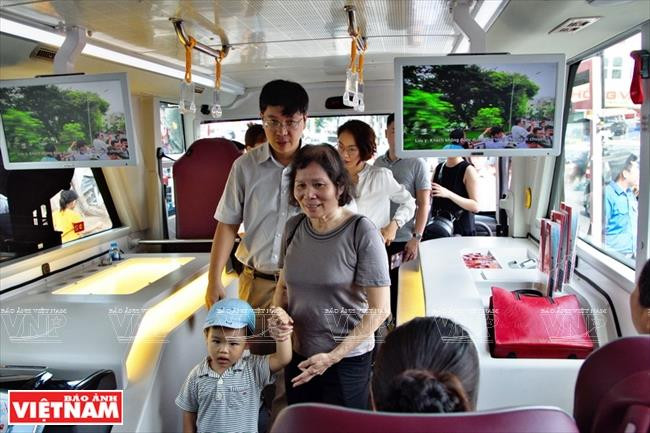 游客乘坐双层巴士观光。图自越通社