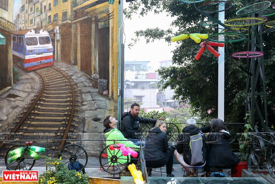  咖啡馆使用再生材料制作装饰品，让很多游客感到惊讶。图自越通社