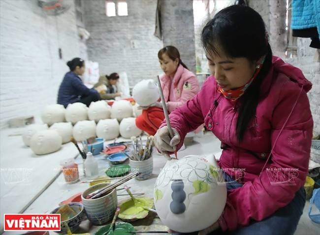 画花纹之前，必须清洁坯体上的污垢。 图自越通社