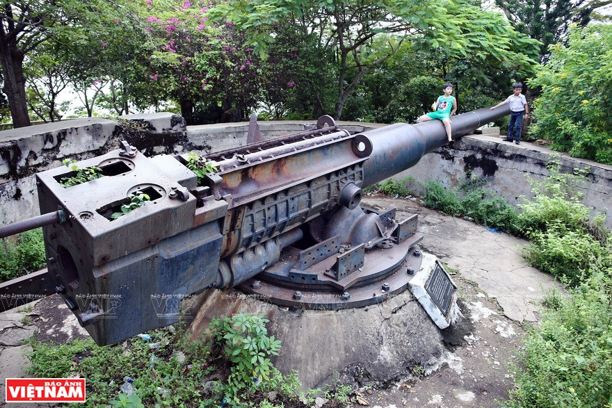 耶稣像脚下是由法国殖民者于十九世纪末、二十世纪初建设的“大炮基地”遗迹。越通社记者 通海 摄