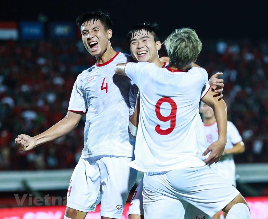 越南球员喜庆胜利。图自越通社