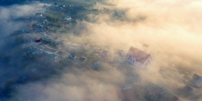 大叻市沉浸在茫茫的迷雾之中 风景美如天堂。读者 阮俊 摄