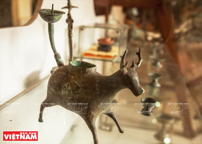 长颈鹿形铜灯（公元前5世纪至1世纪的东山文化时代）。图自越通社