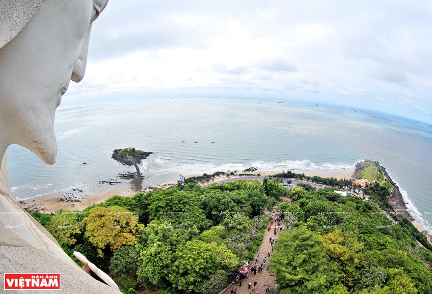 耶稣像面部面向大海，从高处俯瞰，左边是迎风角，右边是昏婆岛。越通社记者功达摄