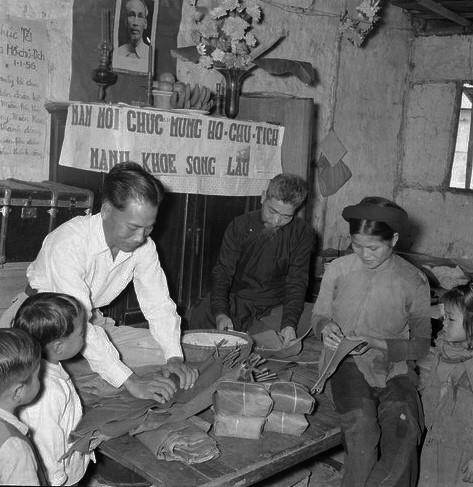 河内市民包粽子。图自越通社