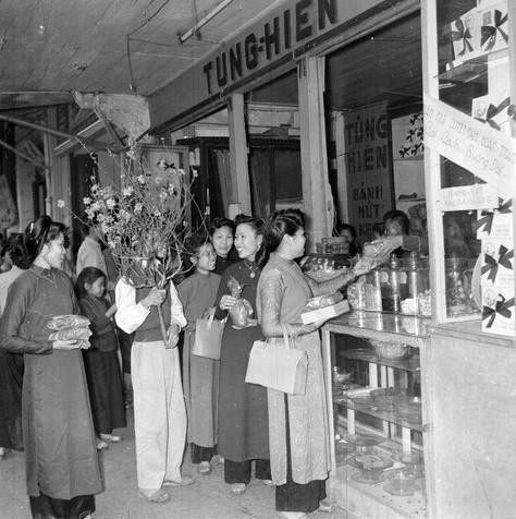 很多人前往贸易店购买年货。图自越通社