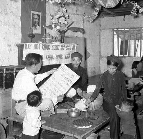 一家人欢聚一堂阅读胡伯伯的新年贺信。图自越通社