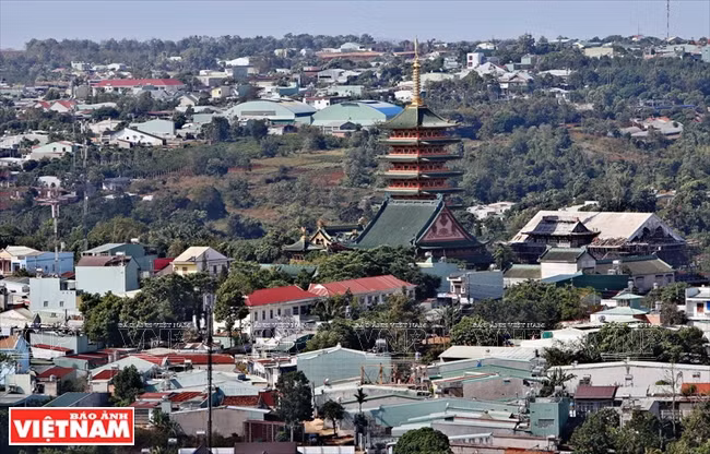 临高俯瞰的明成寺全景。图自越通社