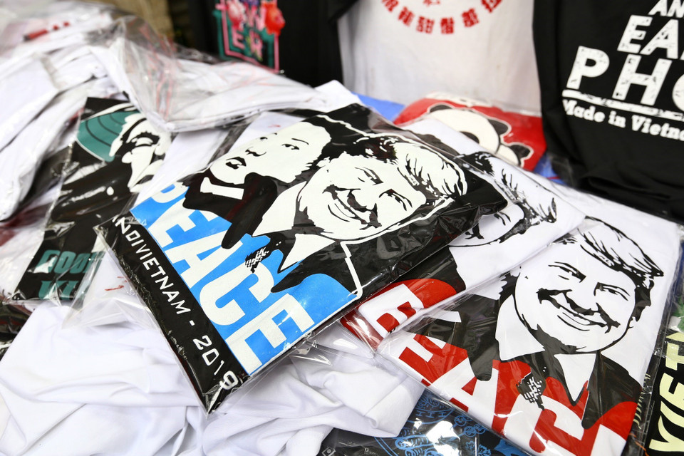 印有美国总统特朗普与朝鲜最高领导人金正恩图案的T恤颇受游客的欢迎。图自越通社