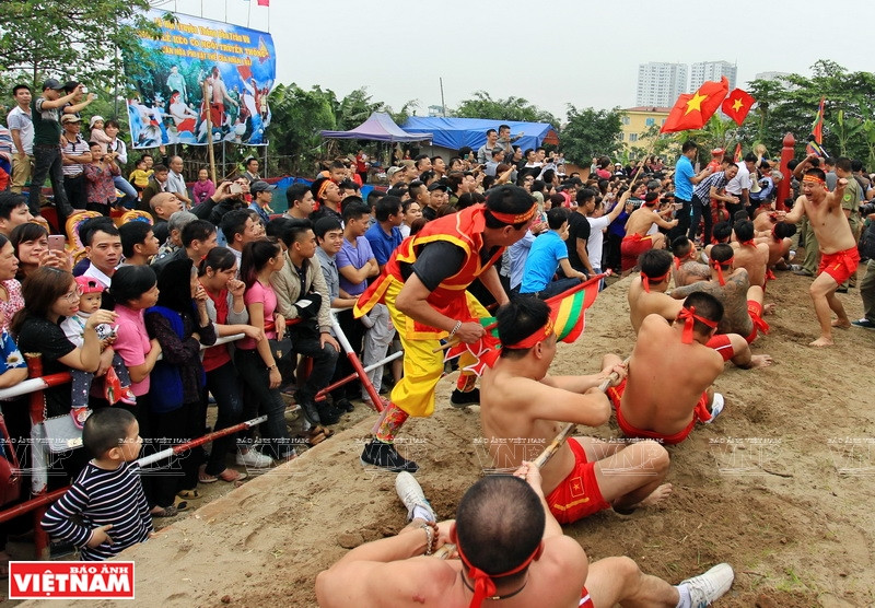 每队成员都竭尽全力争取胜利。图自越通社