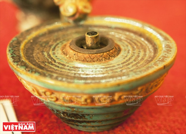  边和绿釉瓷灯（20世纪）。图自越通社