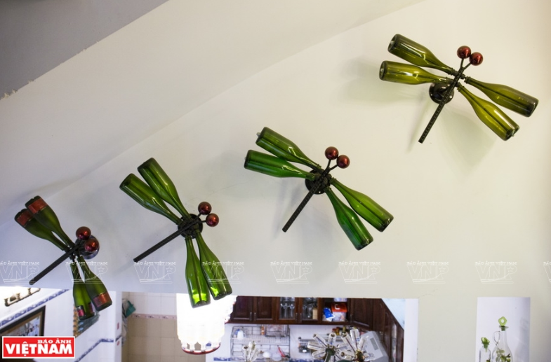  摆在楼梯的蜻蜓群。图自越通社