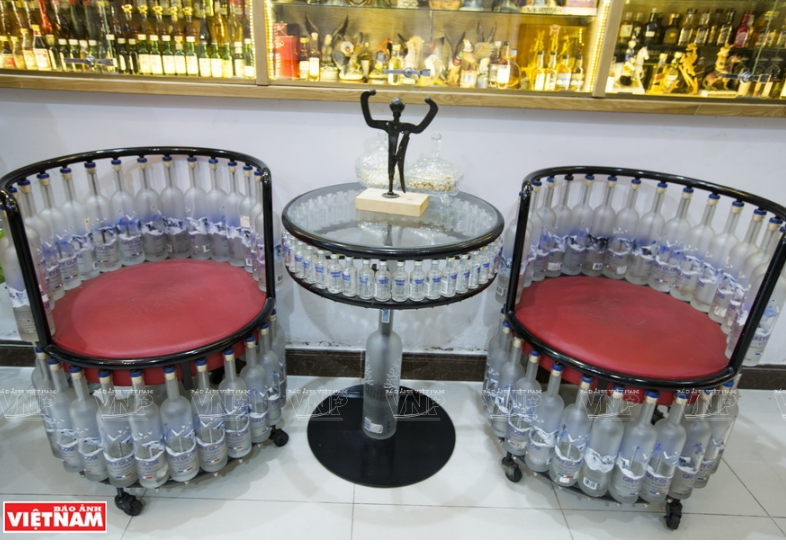  由瓶子和钢架制成的桌椅。图自越通社