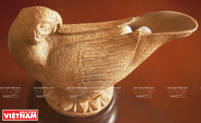 陶瓷灯（13-14世纪李、陈朝）。图自越通社