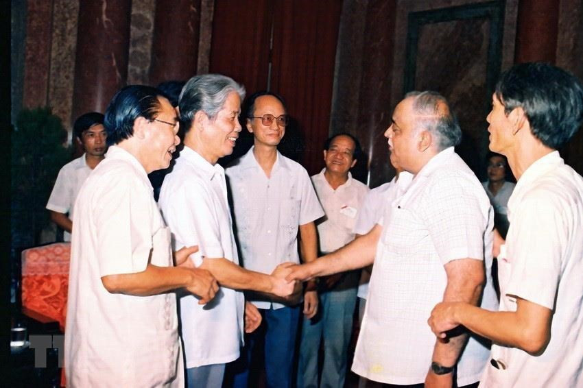 1989年6月17日，越南社会主义共和国部长会议主席（今政府总理）杜梅在主席府会见出席亚太通讯社组织执行委员会第10次会议的巴基斯坦新闻社（APP）代表团。图自越通社