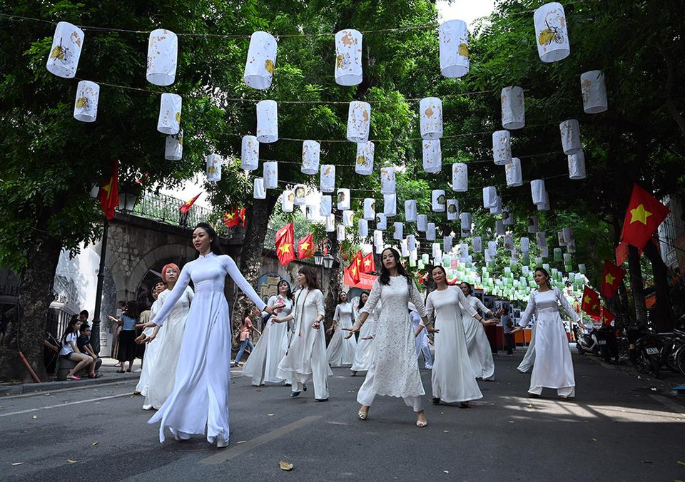 文艺表演。图自《越南人民报》
