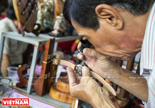 古玩集市也吸引很多古玩家前来选购。图自越通社