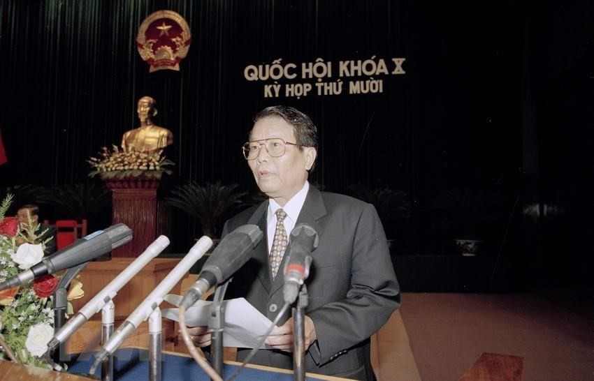 资料图：越南国家主席陈德良于2001年11月23日在越南第十届国会第十次会议上作了关于建议国会批准《越美贸易协定》的呈文。图自越通社