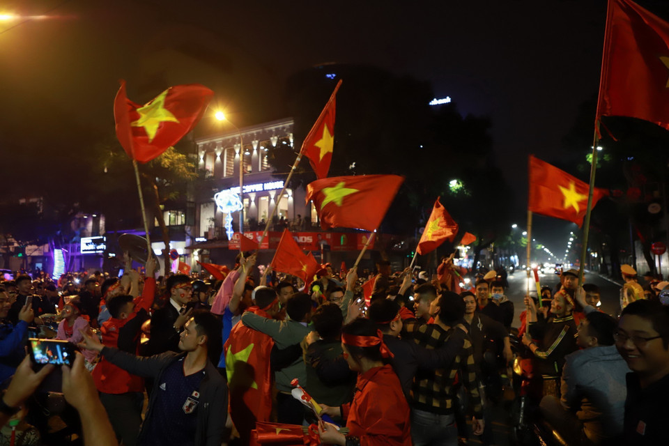 越南河内球迷纷纷涌上街头，欢庆越南U23足球队的胜利。图自越通社